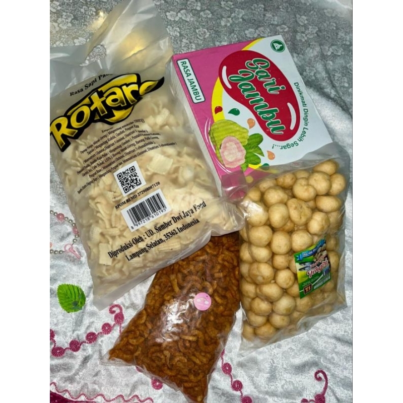 

Paket lebaran 1 - Cocok untuk hampers hari raya Berisi 3 snack lebaran + 1 dus minuman sari jambu isi 32pcs