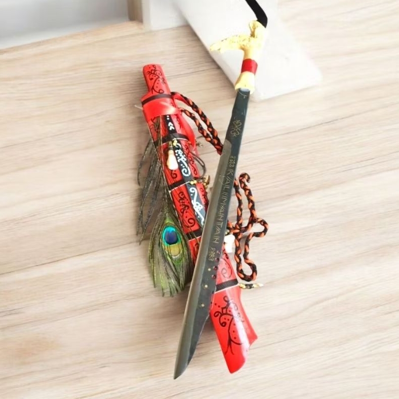 Mandau Hias Dayak Kalimantan 65 cm – Warna Merah Ukiran Etnik Bilah Hias kalimantan