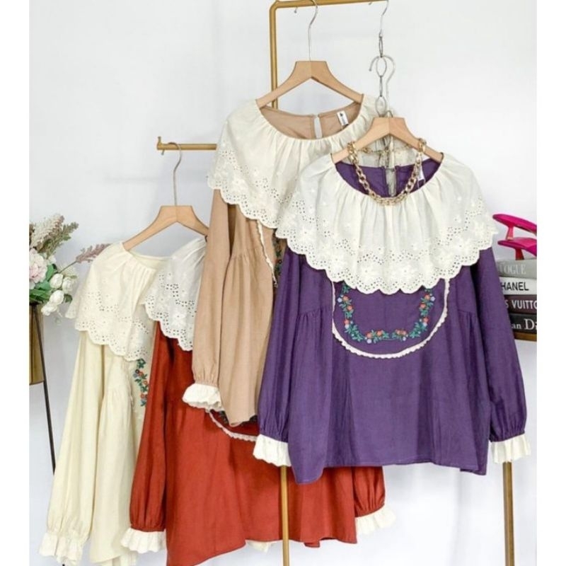 Blouse kerah renda
