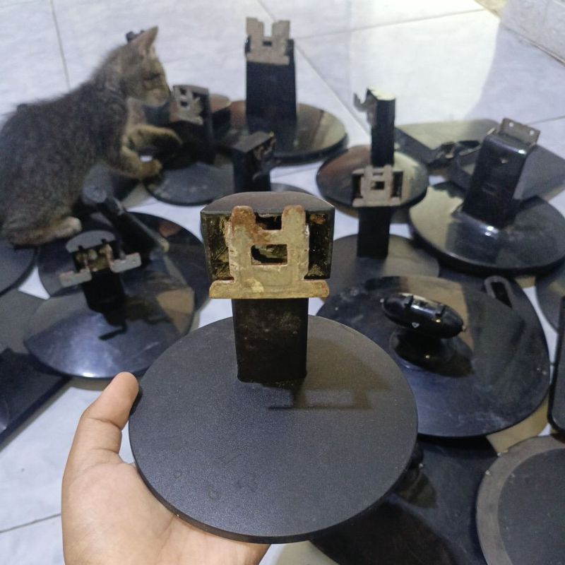 kaki monitor random/request type merek. second tanpa baut