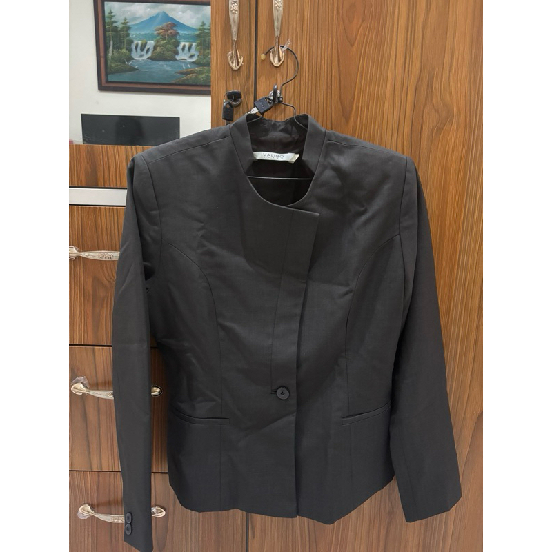 PRELOVED BLAZER MERK VALINO