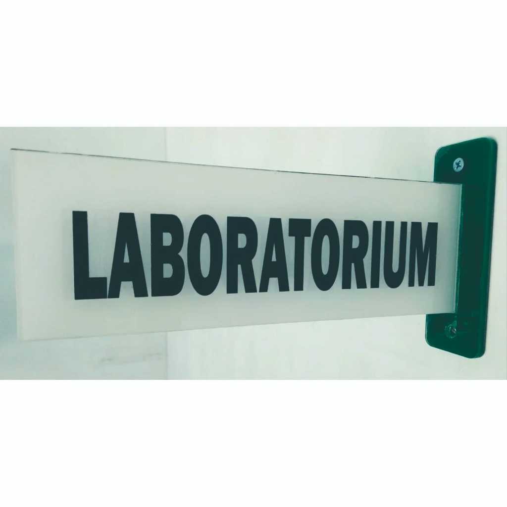 

PAPAN NAMA RUANG AKRILIK 2 SISI 30x10 cm