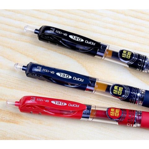 

Baterai pulpen netral tipe tekanan, ujung peluru 0.5 mm, berwarna hitam, memberikan sentuhan yang nyaman saat digunakan.