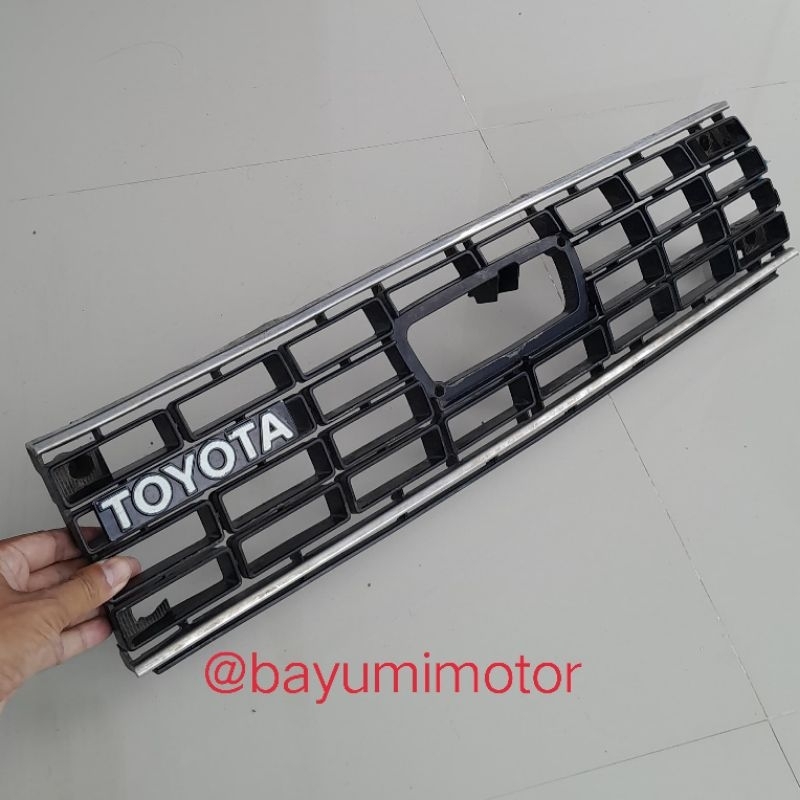 Grill toyota corona RT132 ORIGINAL