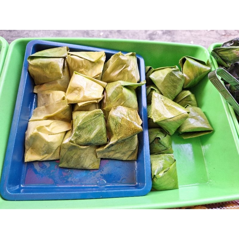 

Kue bugis isi kelapa atau kacang hijau
