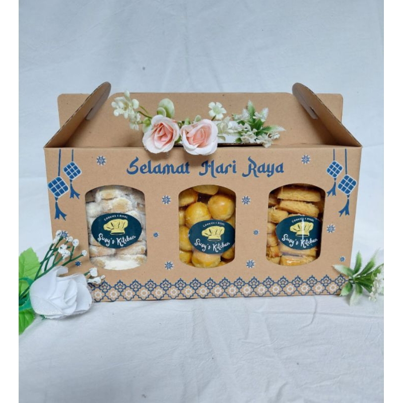 

HAMPERS LEBARAN NASTAR NANAS , KASTENGEL KEJU PREMIUM, PUTRI SALJU ISI 3 TOPLES 750ML
