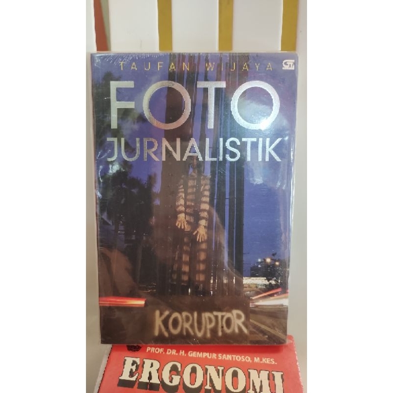 buku foto jurnalistik koruptor - taufan wijaya