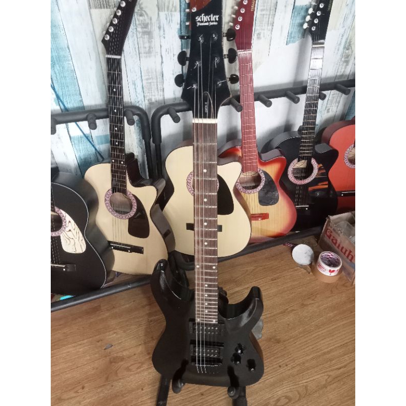 OLSHOP BANJARMASIN-Gitar elektrik original schecter omen 6 kondisi bekas baik normal siap pakai