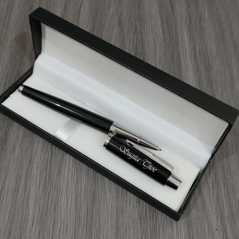 

Pulpen Metal RollerBall HS-R250 Klip Silver Model Parker FREE BOX & NAMA | Pulpen Tinta Cair Gel | Pen Souvenir Gift Kado | Pen Promosi | Pen Metal