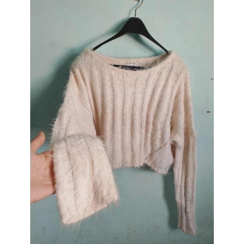 sweater fuzzy crop•cozy and cute