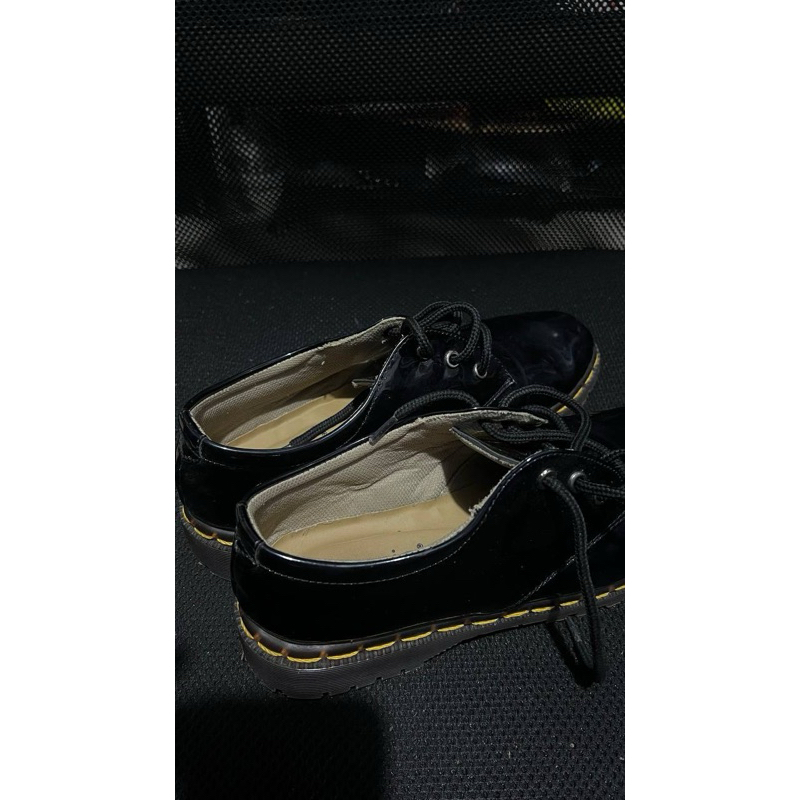 PRELOVED SEPATU DOCMART WANITA MERK SEIS