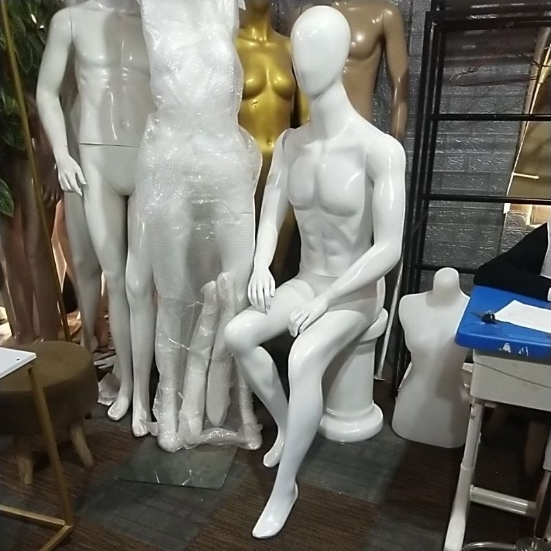 manekin full body duduk cowok FREEE PETII KAYU / patung duduk priaa / patung murah / display patung 