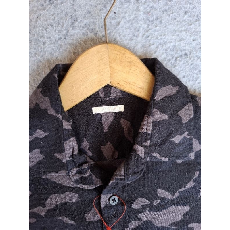 KEMEJA UNIQLO GU FLANNEL MOTIF ARMY SEPERTI BARU