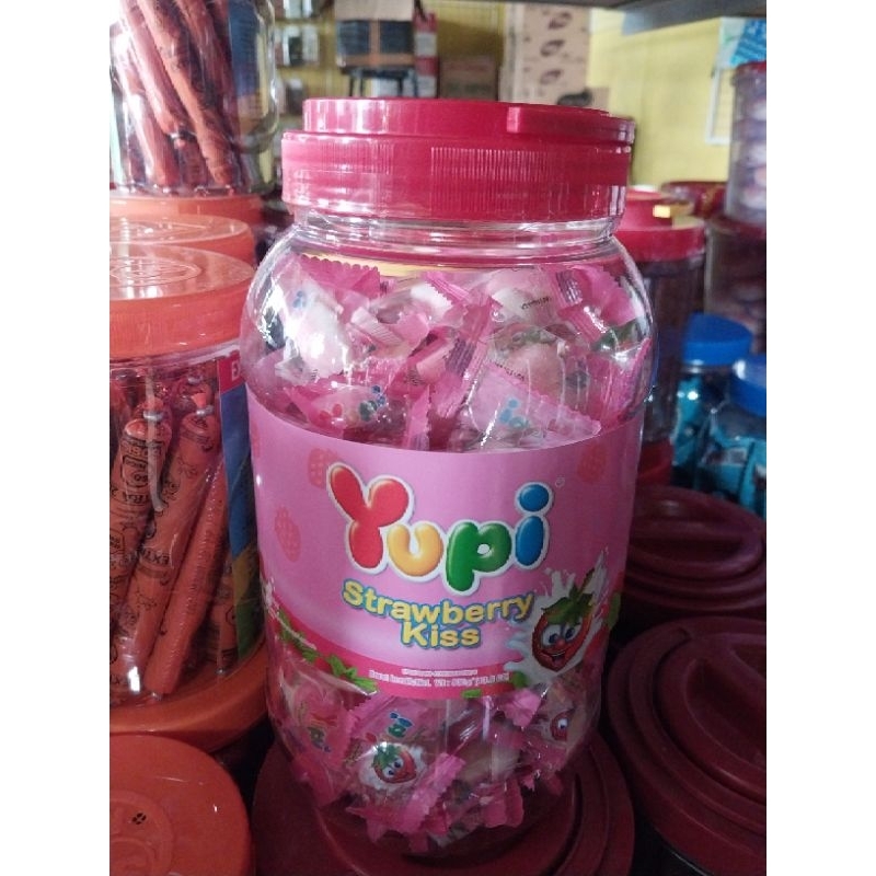 

Yupi strowbery kiss toples 1dus, jajan lebaran murah