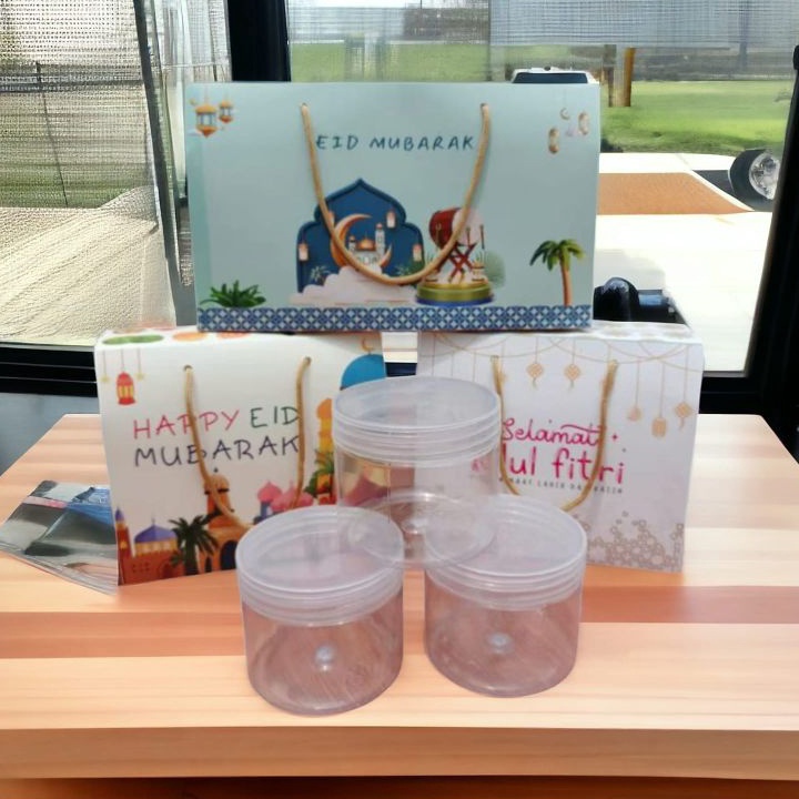

Hot Sale 1 Pcs Gable Box Hampers Idul Fitri Muat 3 Toples Jar 575 ml Hijau Tua Poly Gold uk 28x1x11 cm tinggi total 16cm