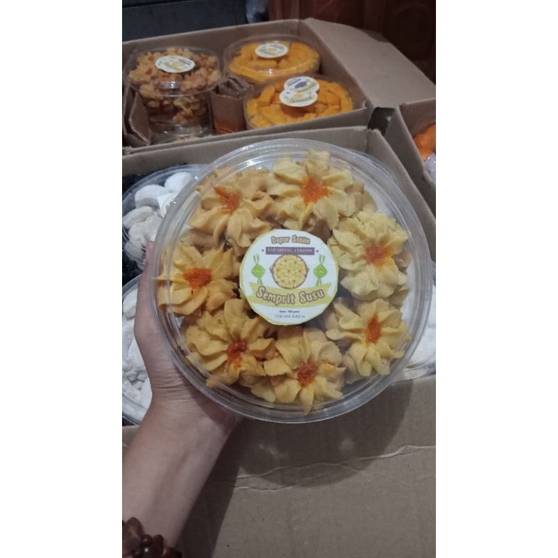 

kue semprit susu toples 500gr (toples rata)