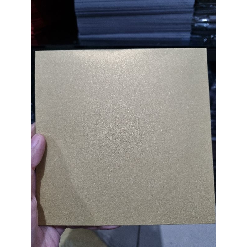 

Amplop Gold Dark 15x15cm Kotak