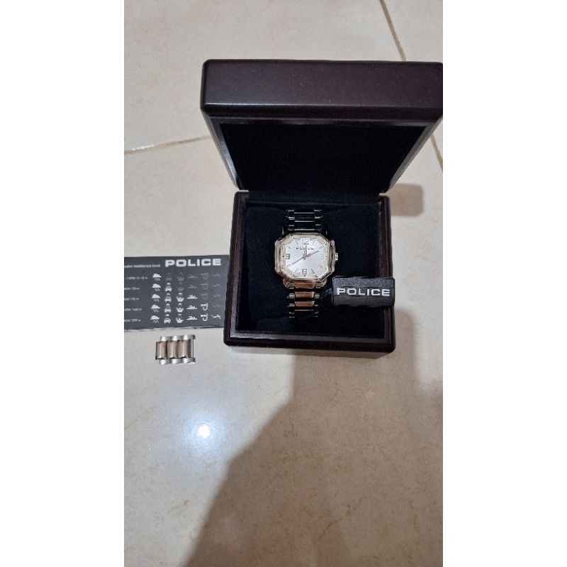 Preloved Jam pria merk POLICE original lengkap sama box. masih bagus.