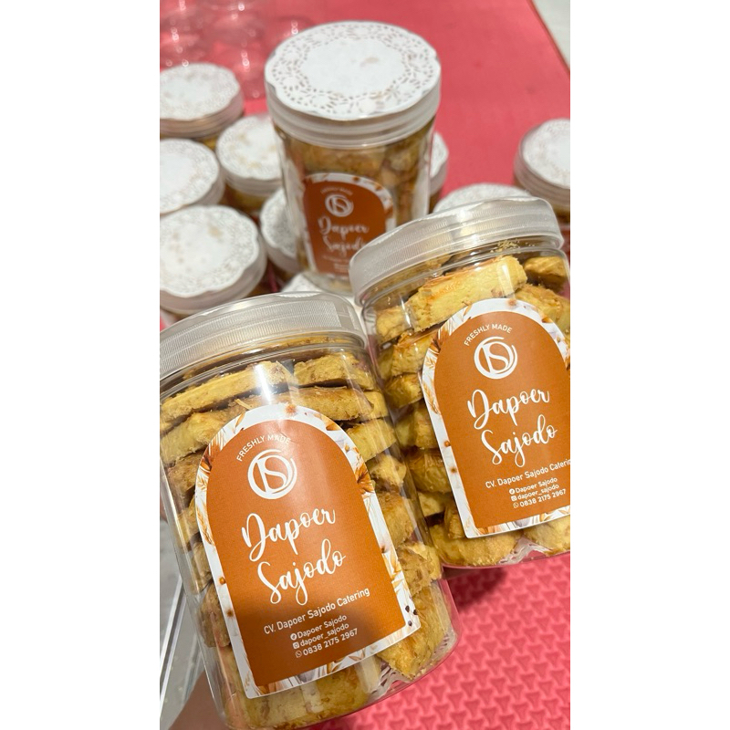 

Kue Kering Kastengel Double Cheese Dapoer Sajodo toples 800ml