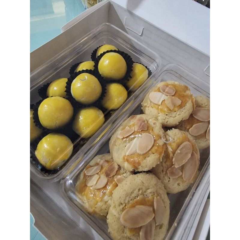 

Hampers Lebaran Premium Cookies 2 Toples dalam 1 Box (1 Nastar +1 Almond Cookies)