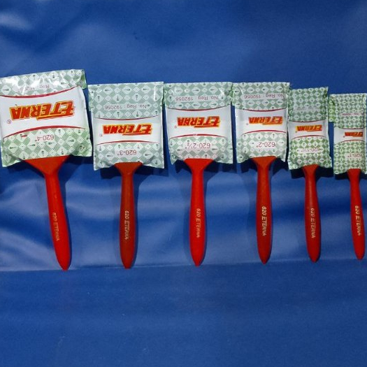 

Kuas Tangan Bulu Hitam Gagang PVC Merah Eterna 620