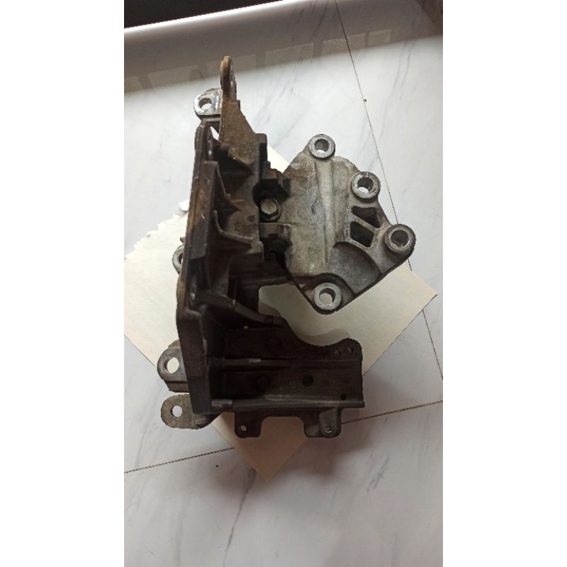 Braket Engine Mounting kiri T31