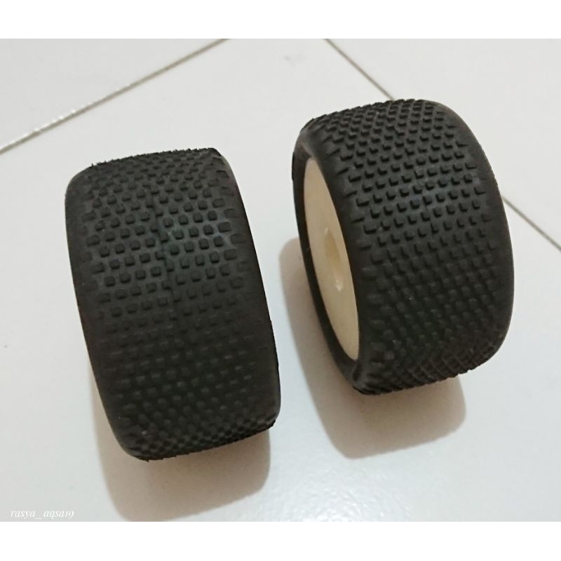 Ban belakang RC buggy 1:10 bawaan LC racing