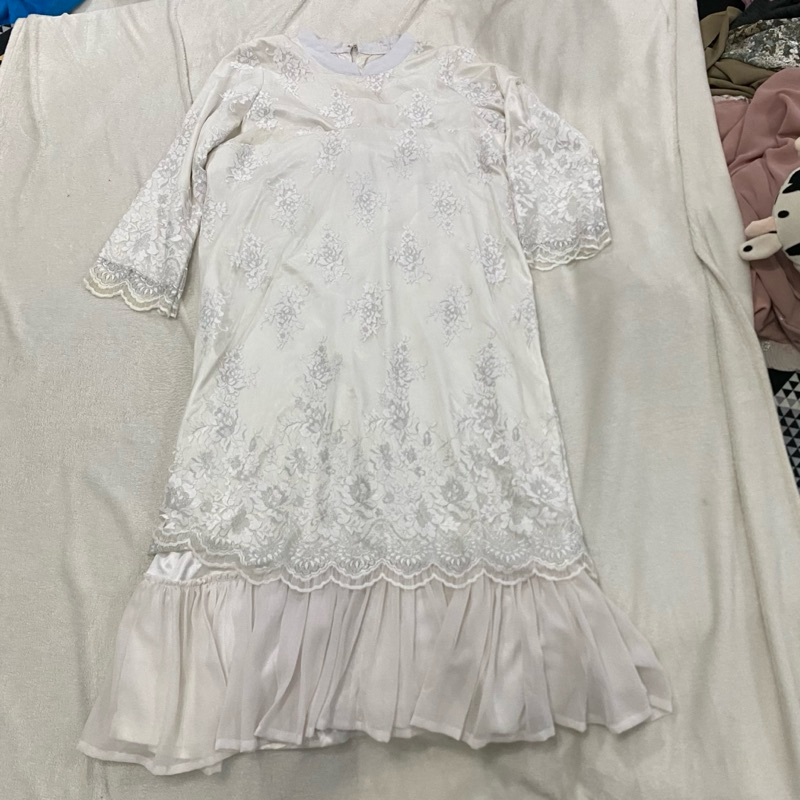 PRELOVED BAJU PESTA JUMBO PUTIH