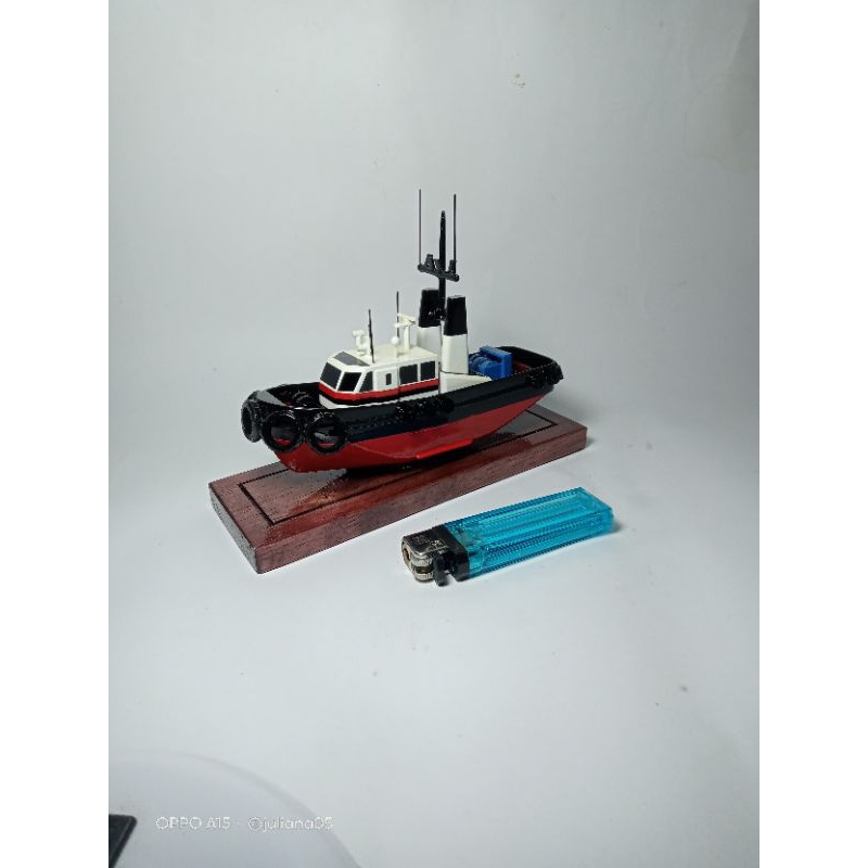miniatur kapal tugboat kecil