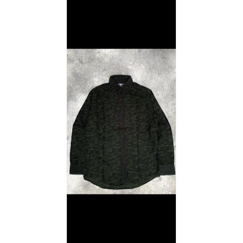 kemeja uniqlo camo