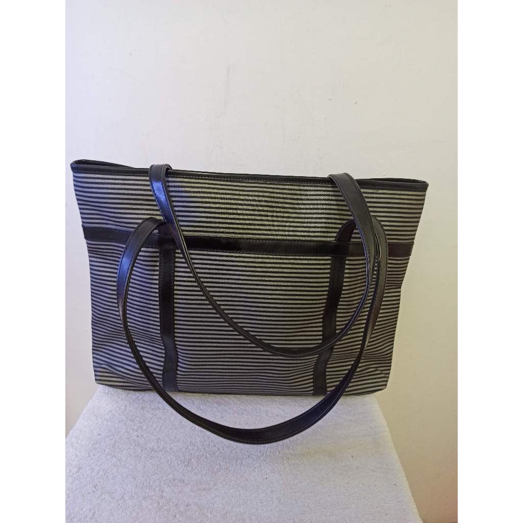 TAS SELEMPANG WANITA MOTIF GARIS-GARIS HITAM PUTIH BAHAN KAIN