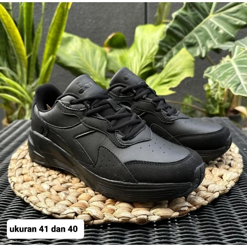 sepatu runing sport diadora hitam polos original