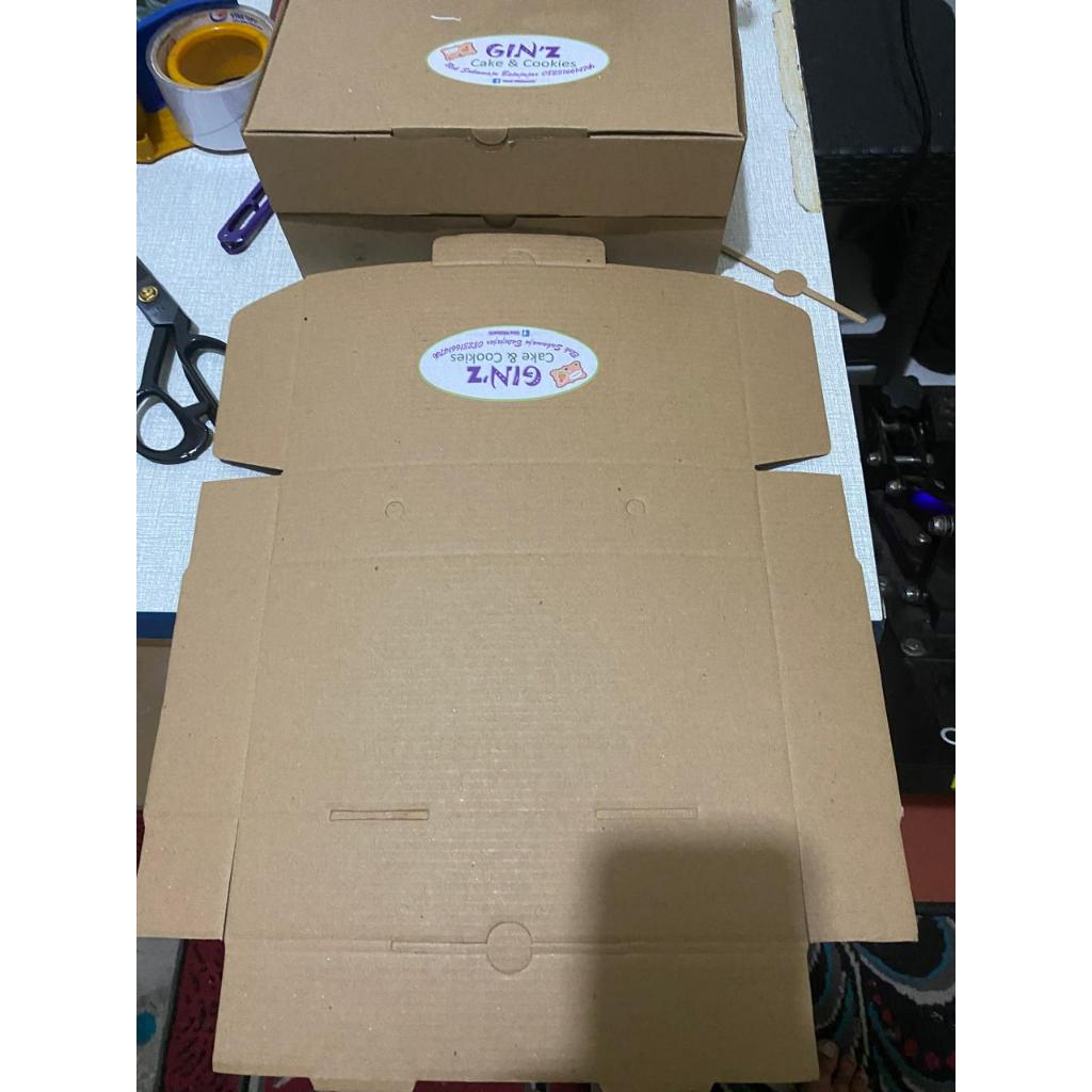 

Custom Dos BROWNIES EFLUTE TEBAL Souvenir Karton Kardus Box Dus Kotak Tutup Sambung Polos / Kotak Hampers Tinggi 5 cm UK,25x12.5x5 x100