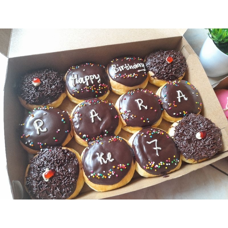 

Donat coklat full /Donat ultah coklat bisa costum nama /Donat coklat full meses (request tulisan)