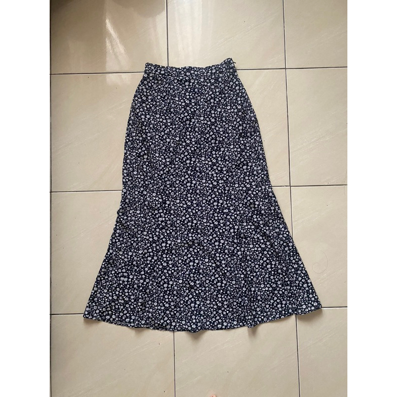 GU Uniqlo floral skirt preloved