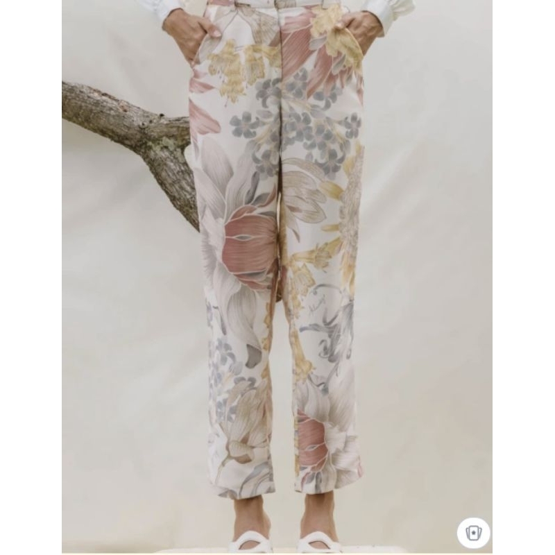 alyssa pants in baby blush wearing klamby