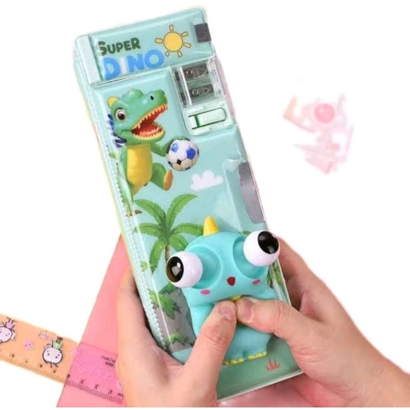 

(1 Pcs) Tempat pensil magnet dino XPM 565/ Tempat pensil melotot/tempat pensil case timbul boneka untuk alat tulis sekolah stationery