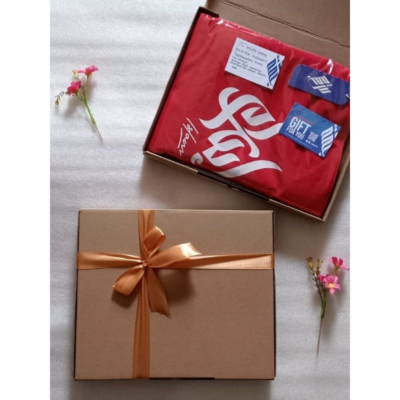 

box, hiasan pita, dan greeting card (untuk hampers Ramadhan/Hari Raya, hadiah, gift, wedding gift, dll)