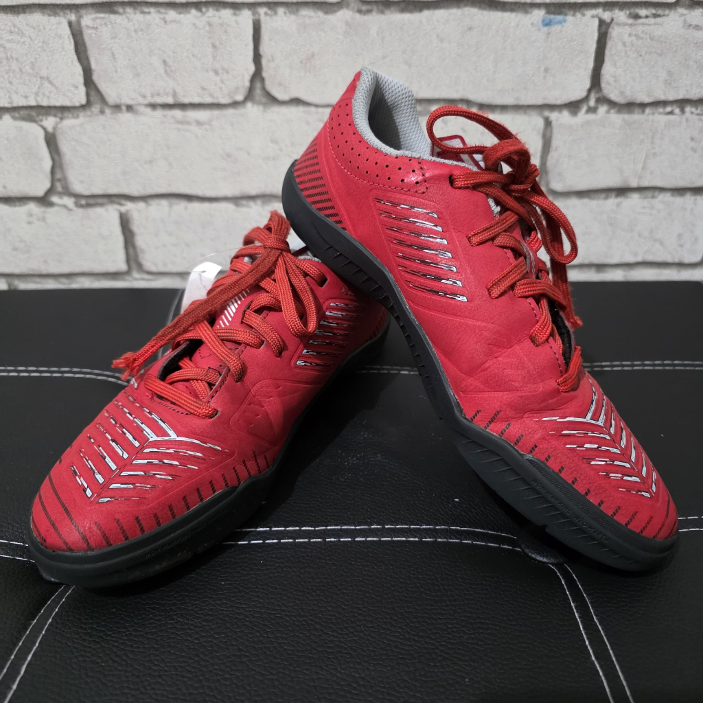 Preloved Sepatu Futsal Anak Decathlon Merah Size 34,5