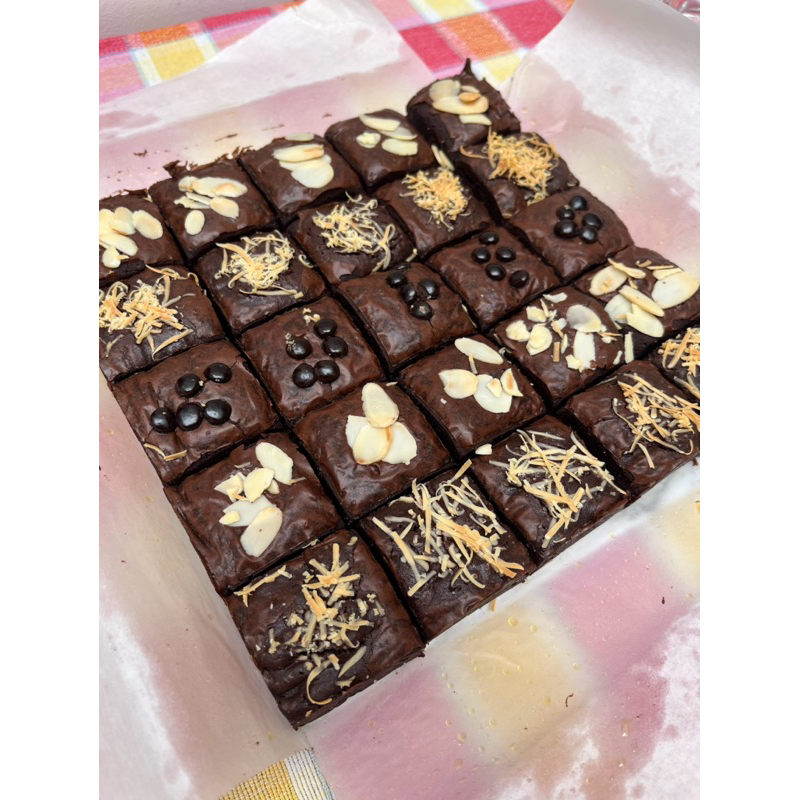 

BELI 1BOX FUDGY BROWNIES DAPAT FREE COOKIES.