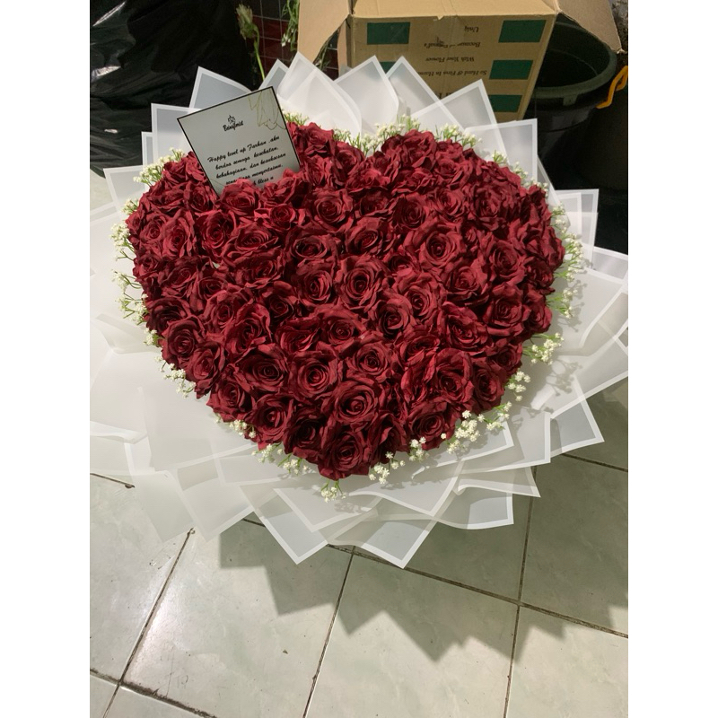 BEINS - BUCKET BUNGA ARTIFICIAL 100 TANGKAI BENTUK LOVE