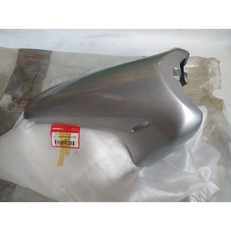 Spakbor depan Honda KARISMA 125 Silver Original baru AHM