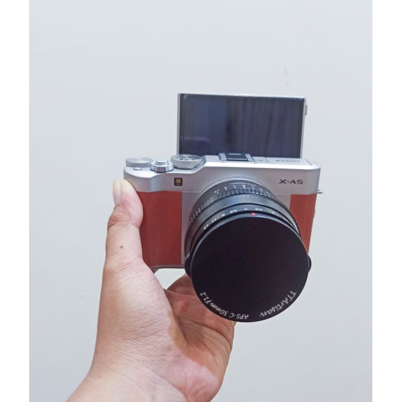 MIRROLESS FUJIFILM XA-5 LENSA FIX TTARTISAN 50MM F 1.2