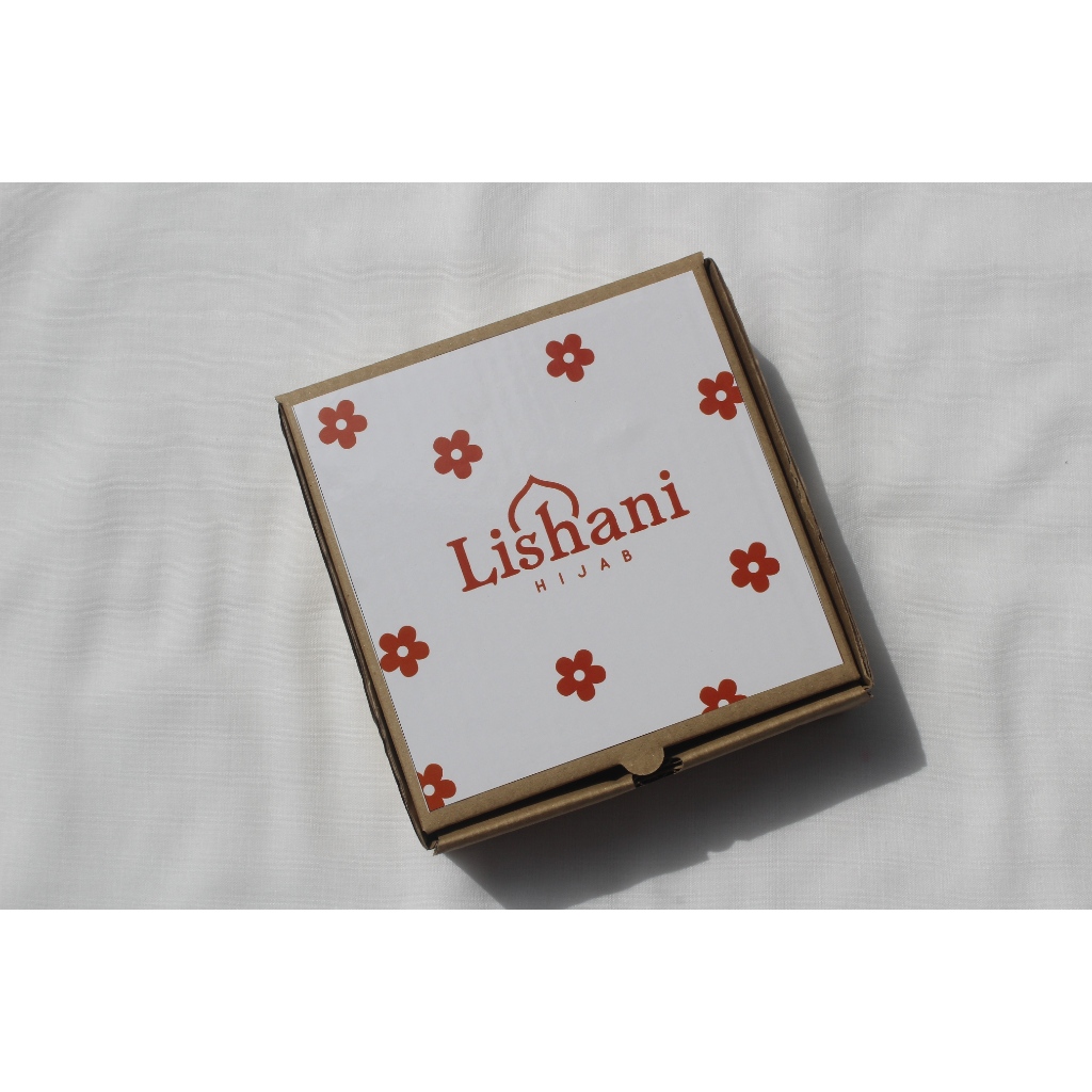 

Lishani Hijab Box Hampers 16 x 16 cm