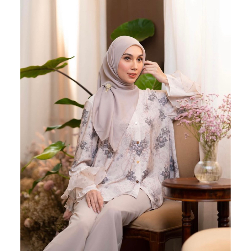 Lathika Blouse Ruby Tunik Clasic Blue XS Wearing Klamby