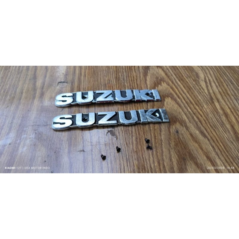 Emblem tangki Suzuki A100 original/emblem tangki A100 /komplit dengan bautnya