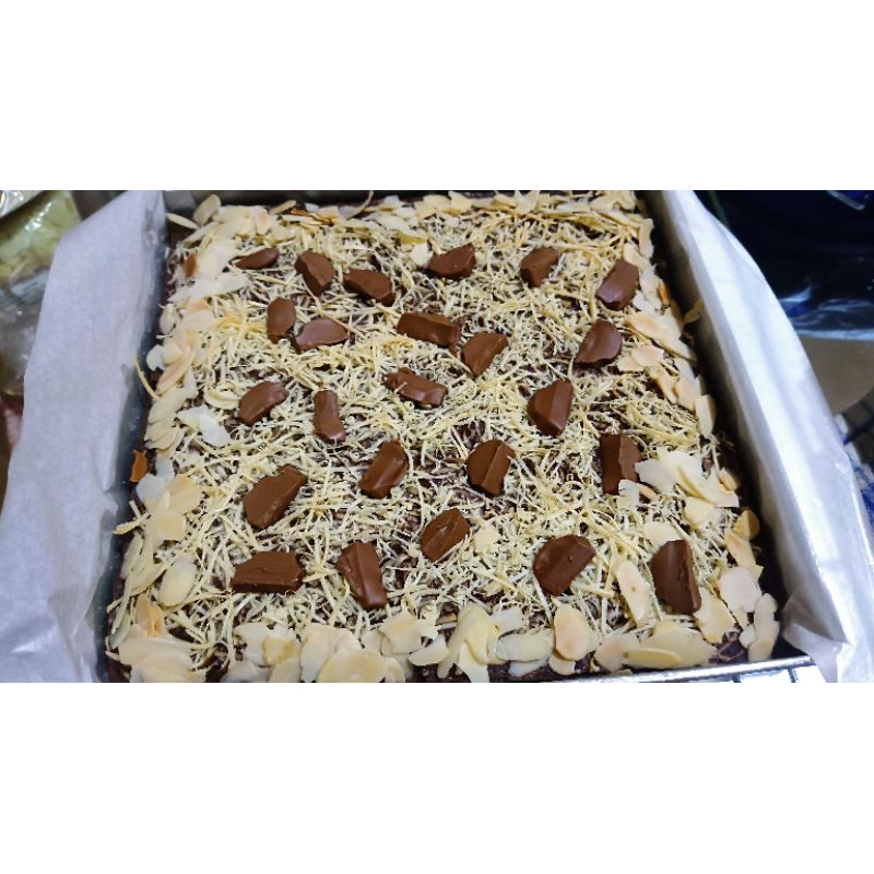

BROWNIES COKLAT CADBURY KEJU ALMOND 20cm*20Cm
