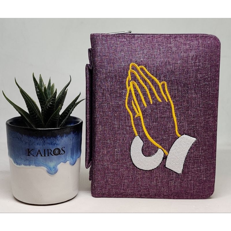 

SAMPUL ALKITAB MANULA MOTIF TANGAN BERDOA