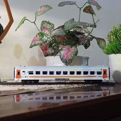 miniatur kereta api indonesia kereta ekonomi livery PT KAI skala 76