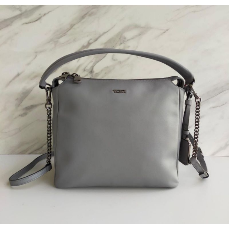 TUMI VOYAGEUR BELLE CROSSBODY LEATHER 23*26.5*9CM •PEARL GREY